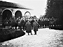 Carabinieri attendono i Plenipotenziari austriaci in arrivo a Villa Giusti, vicino Padova, per effettuare l'armistizio con l'Italia, 3 novembre 1918. (Oscar Mario Zatta)